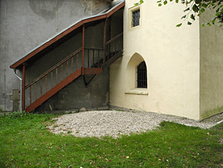 chodnicek_kolem_kosteliku_1.gif